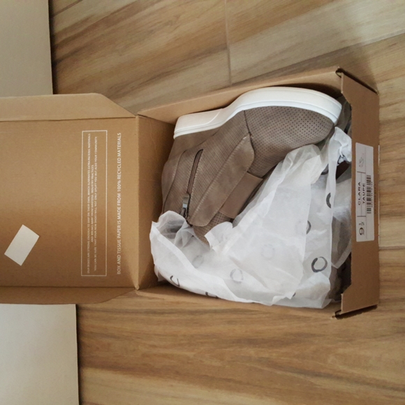 Journey & Crew gray heel sneaker - Picture 5 of 5